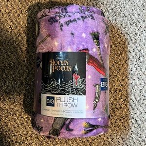 Plush Throw 5ft. x 6ft. HOCUS POCUS blanket.